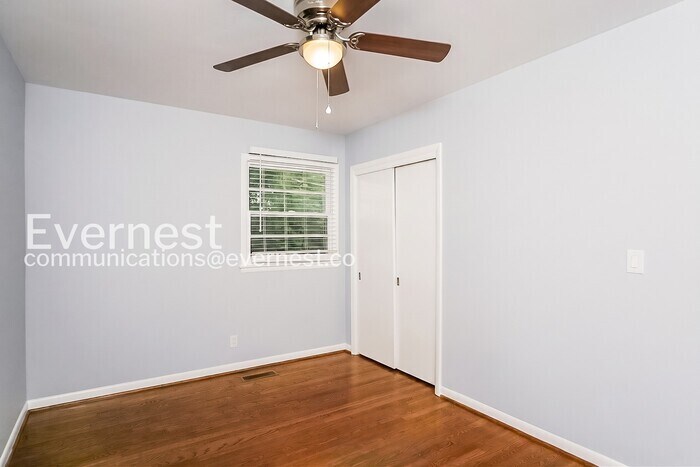 Building Photo - 4201 NW Kenwood Dr