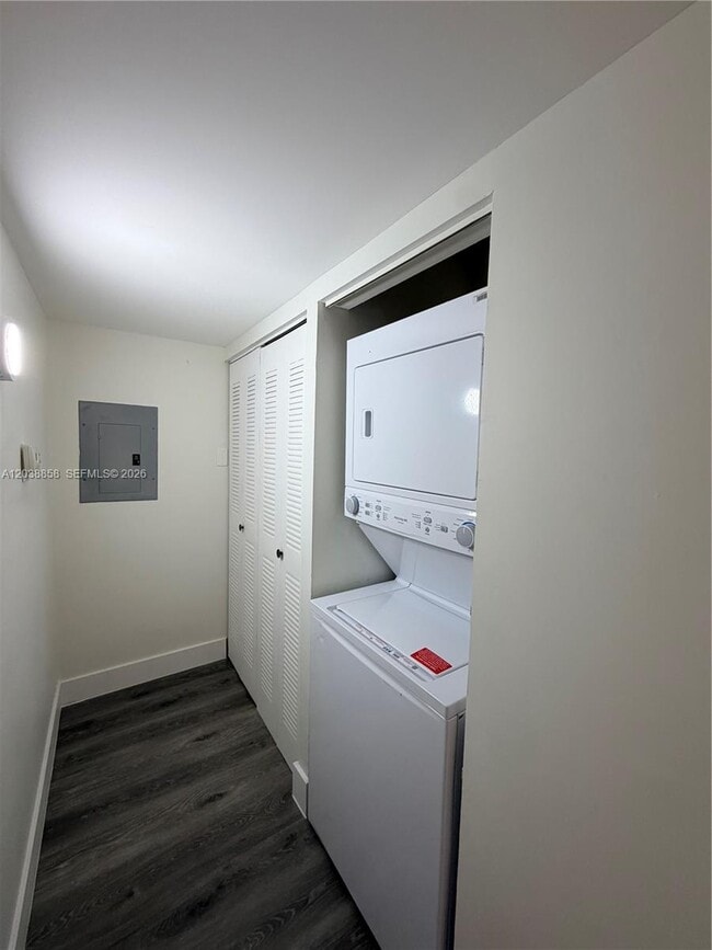 Building Photo - 4705 SW 62nd Ave