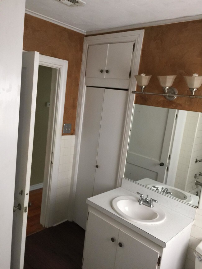 Building Photo - 805 W Elder Ave