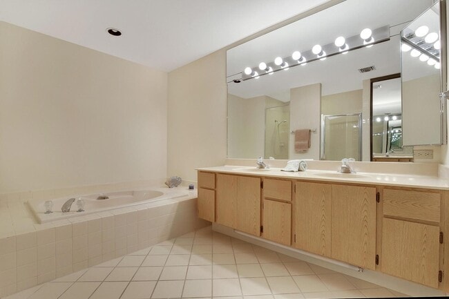Building Photo - 211 E River Park Dr