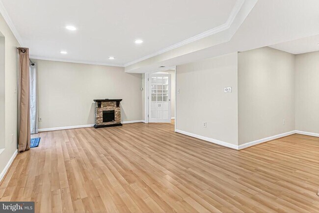 Building Photo - 47497 Saulty Dr