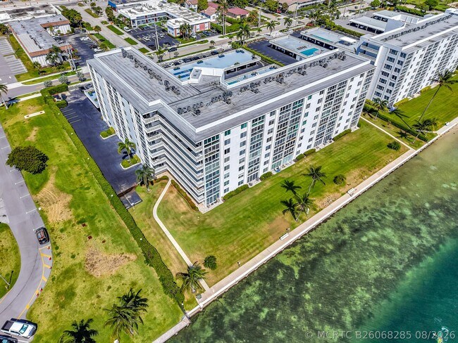 Building Photo - 301 Lake Shore Dr