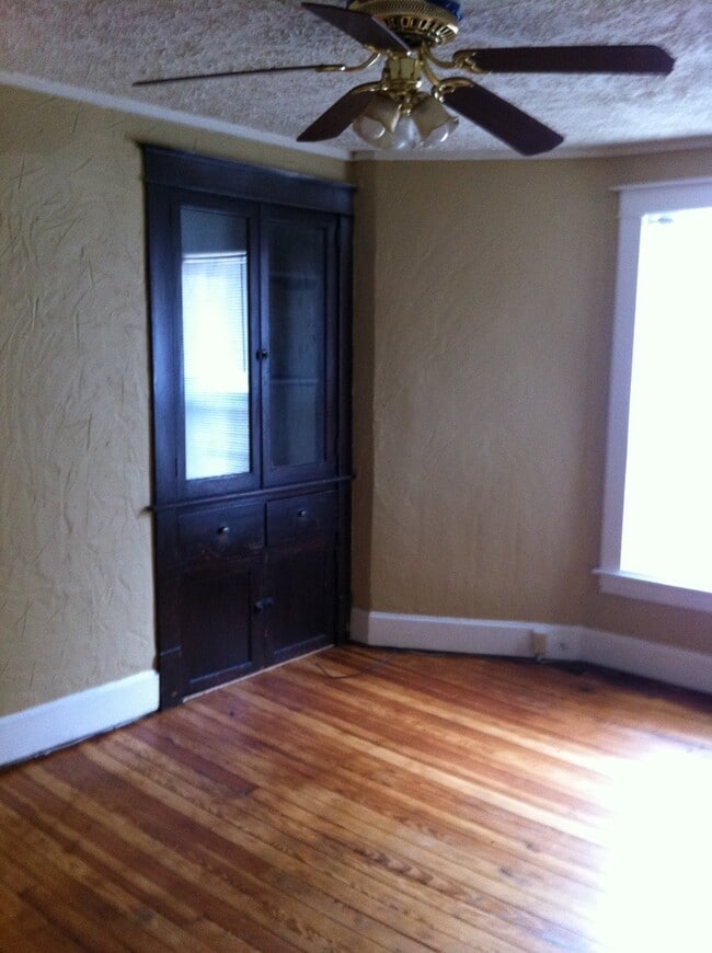 Building Photo - DOWNTOWN….1 Bedroom With Balcony