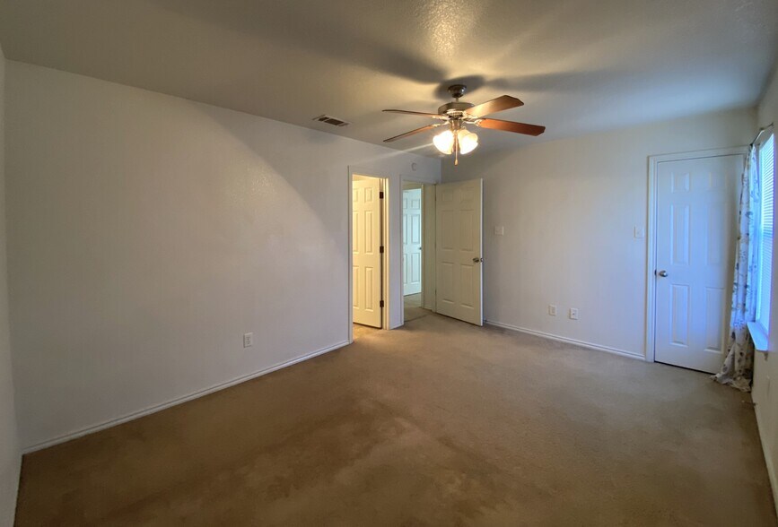 Building Photo - 2912 Ashley Dr