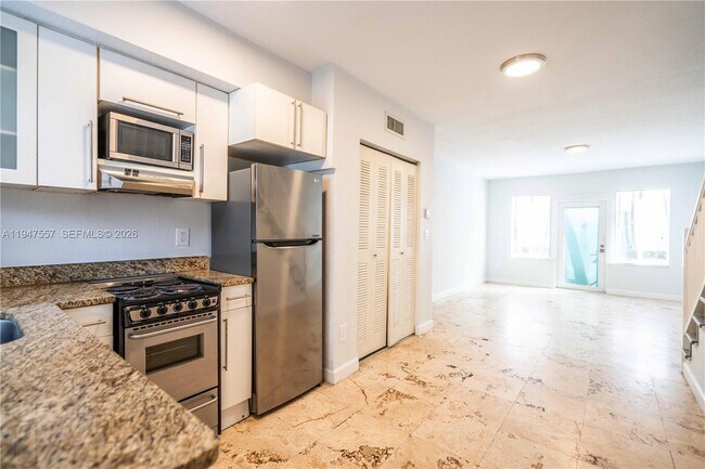 Building Photo - 2180 Bay Dr