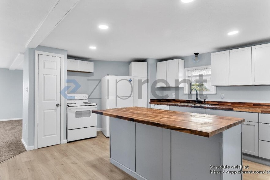 Building Photo - 1615 E 90th St S