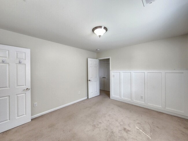 Building Photo - Great Location in the River Stone Community!