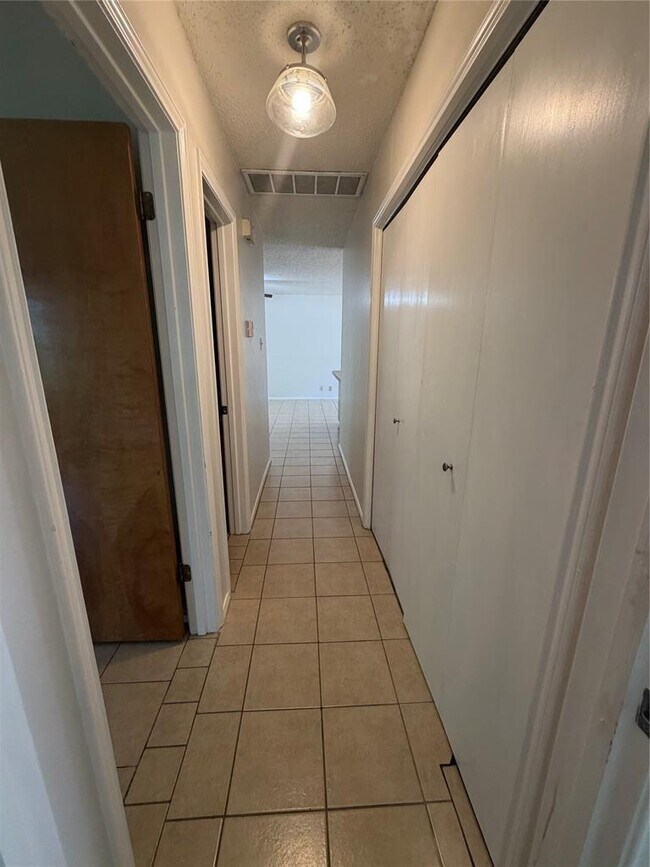 Building Photo - 11101 Oak Branch Dr