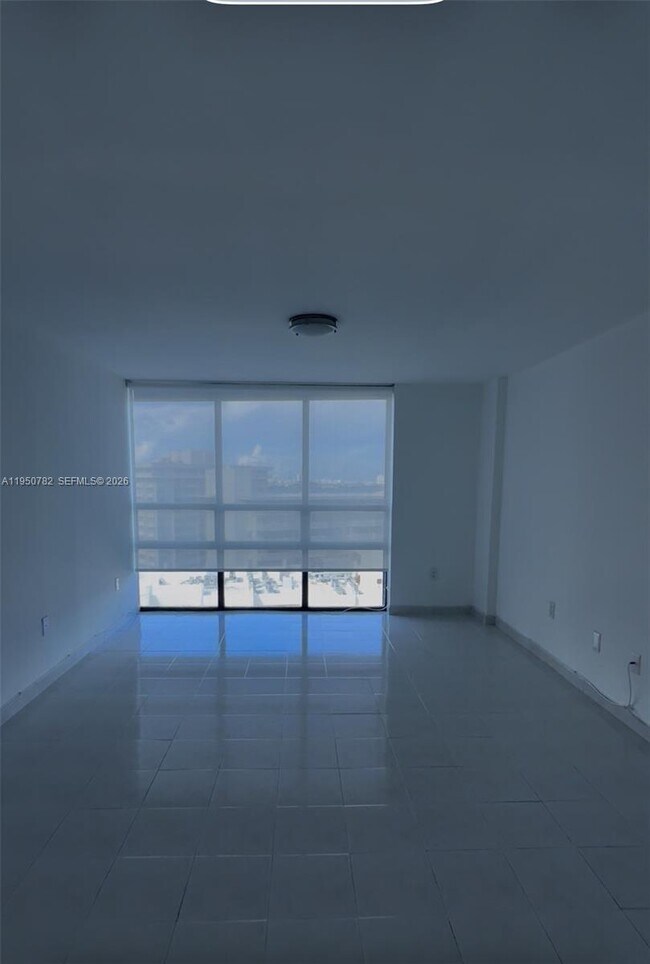 Building Photo - 1450 Brickell Bay Dr
