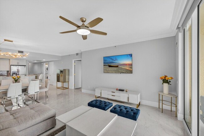 Building Photo - 2650 Lake Shore Dr