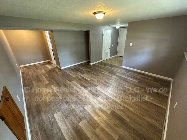 Building Photo - 424 NE Lakeview Dr