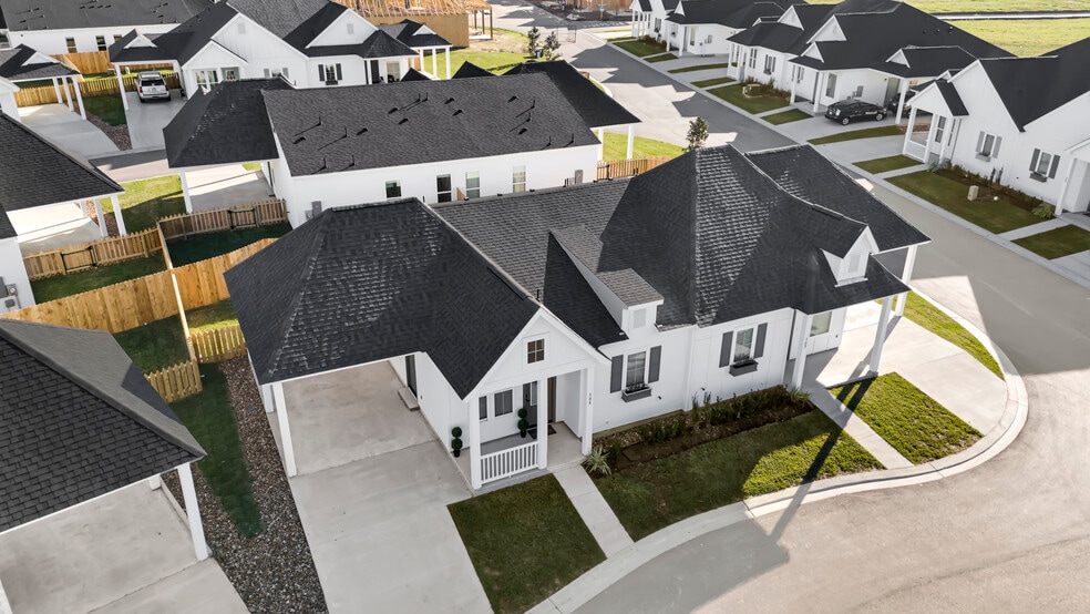 GORGOUES ARIAL VIEW OF TWO AND THREE BEDROOM COTTAGES! ALL WITH PRIVATE COVERED PULL-UP DRIVEWA - The Cottages at Magnolia