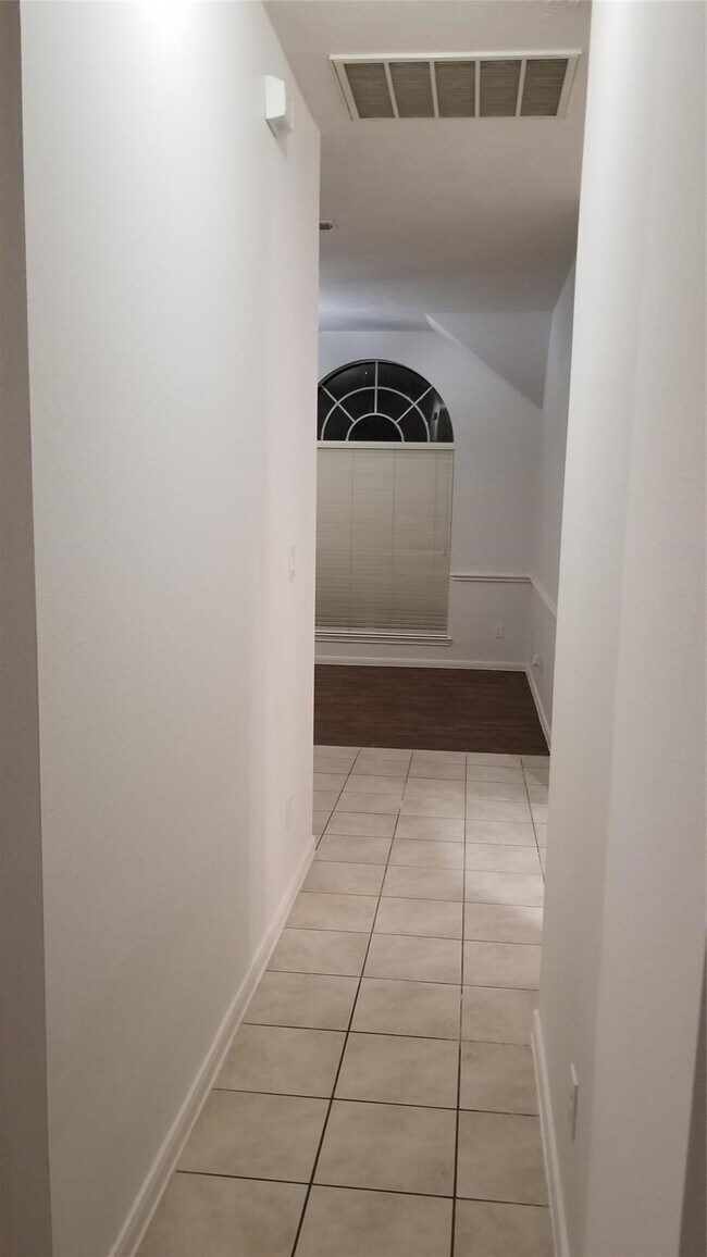 Building Photo - 935 Rock Springs Dr