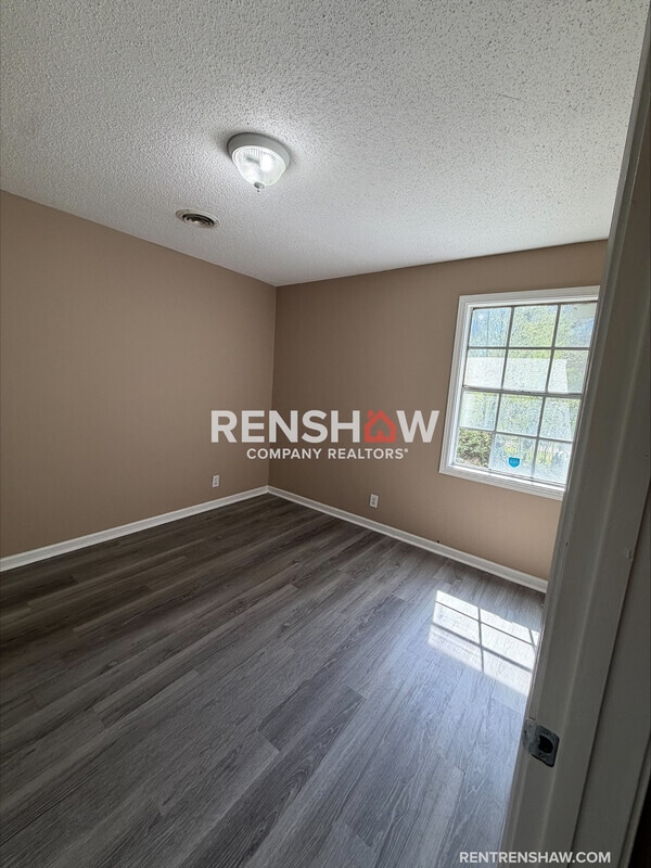 Building Photo - 16 Red Oak Cove