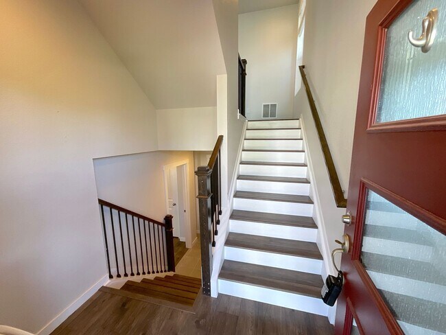 Building Photo - 4 Bedroom Home Available Near E Woodmen Rd & Rangewood Dr!
