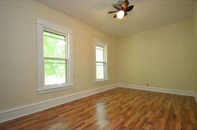 Building Photo - Gorgeous 5 Bedroom Home in Coveted SE Neig...
