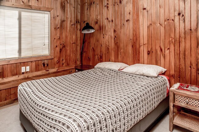 Building Photo - 4 Bedroom Hunting Lodge in Climax Springs