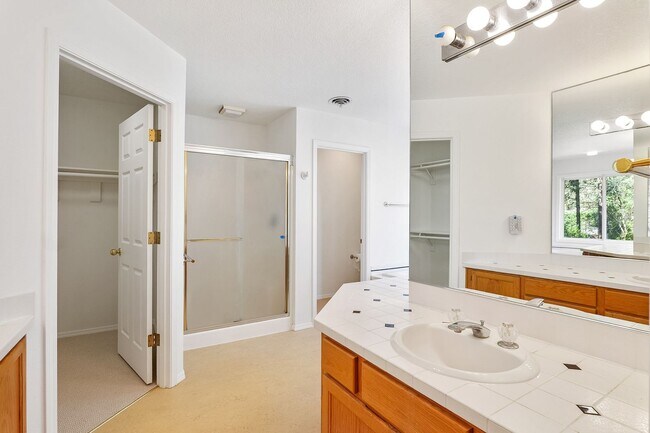 Building Photo - Elegant & Serene 3-Bedroom, 2 Bathroom Home Retreat in Desirable Arnold Creek