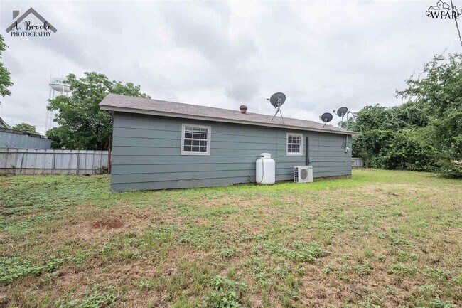 Building Photo - 410 W Pecan Ave