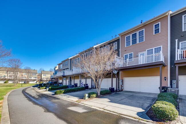 Building Photo - Fabulious Townhome in Baxter Village, Fort...