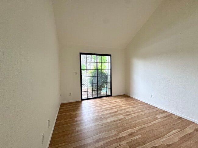 Building Photo - 983 E Foxhill Dr