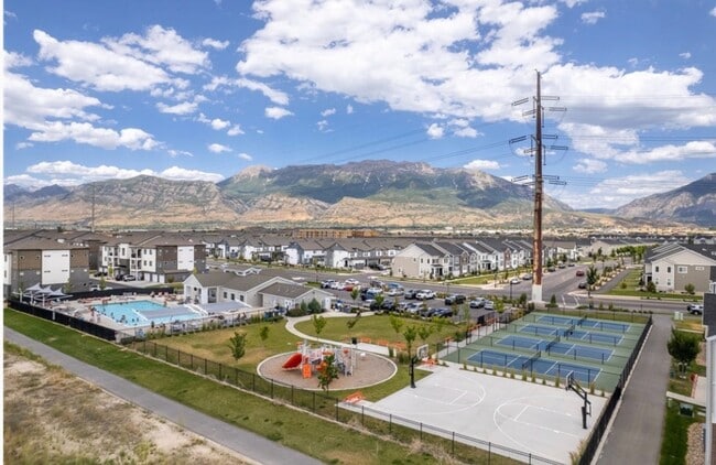 Building Photo - 3 Bedroom/2 Bathroom condo in Vineyard