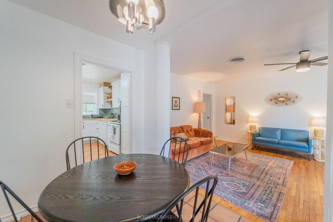 Building Photo - ADORABLE 3 bedroom!