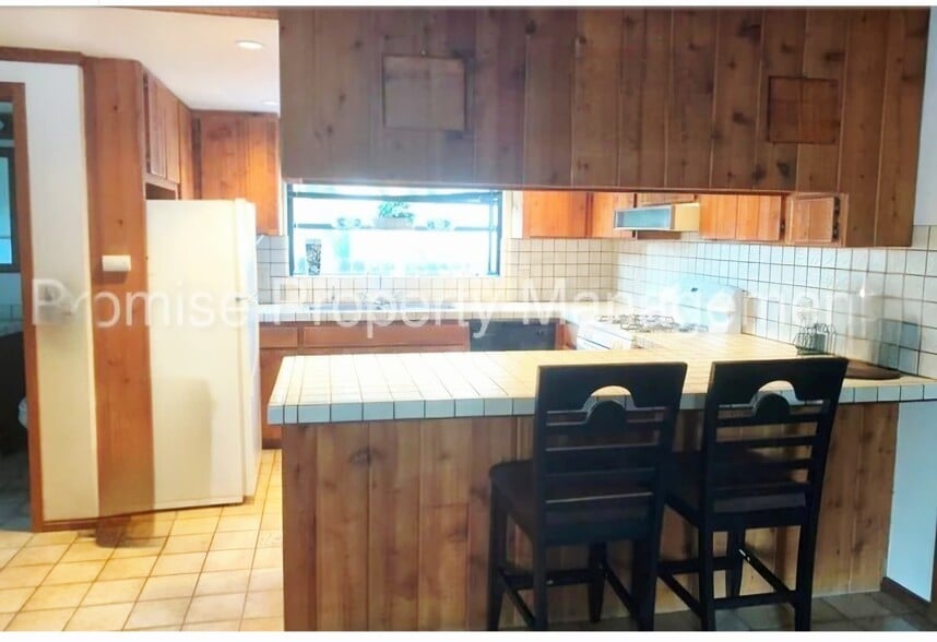 Custom kitchen woodwork w/eat-in counter. - 934 S Myers St