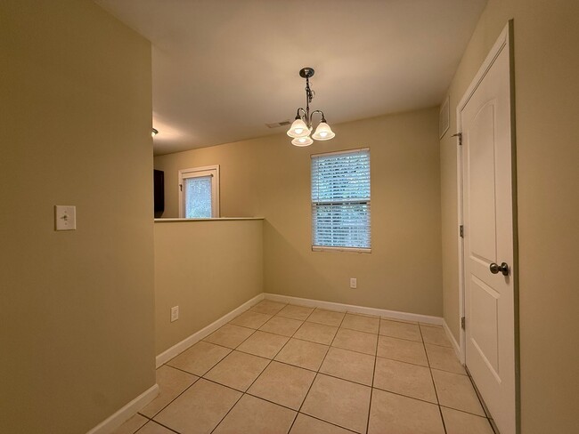 Building Photo - 290 Janet Ave