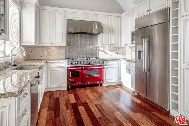 Building Photo - 318 26th St