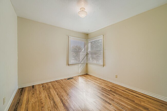 Building Photo - 515 W San Miguel St