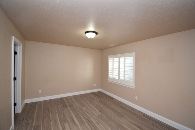 Building Photo - Stunning 6 bedroom 3 bathroom home in Daybreak South Jordan!!!