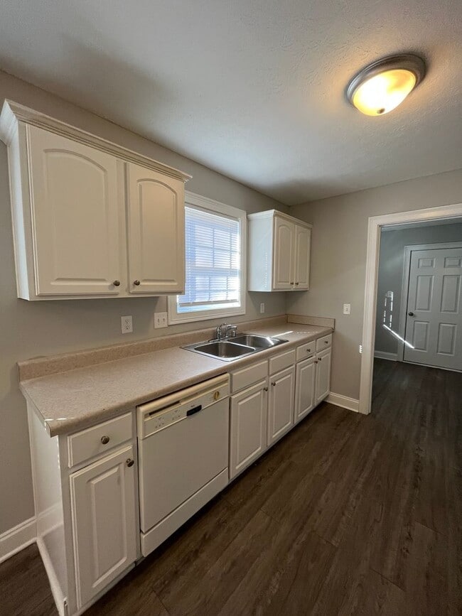 Building Photo - Now Leasing! Move In Ready home with 2 car garage and fenced in backyard!