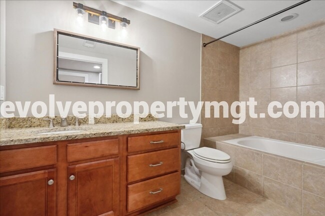Building Photo - Downtown Living at Its Finest – Spacious 2...