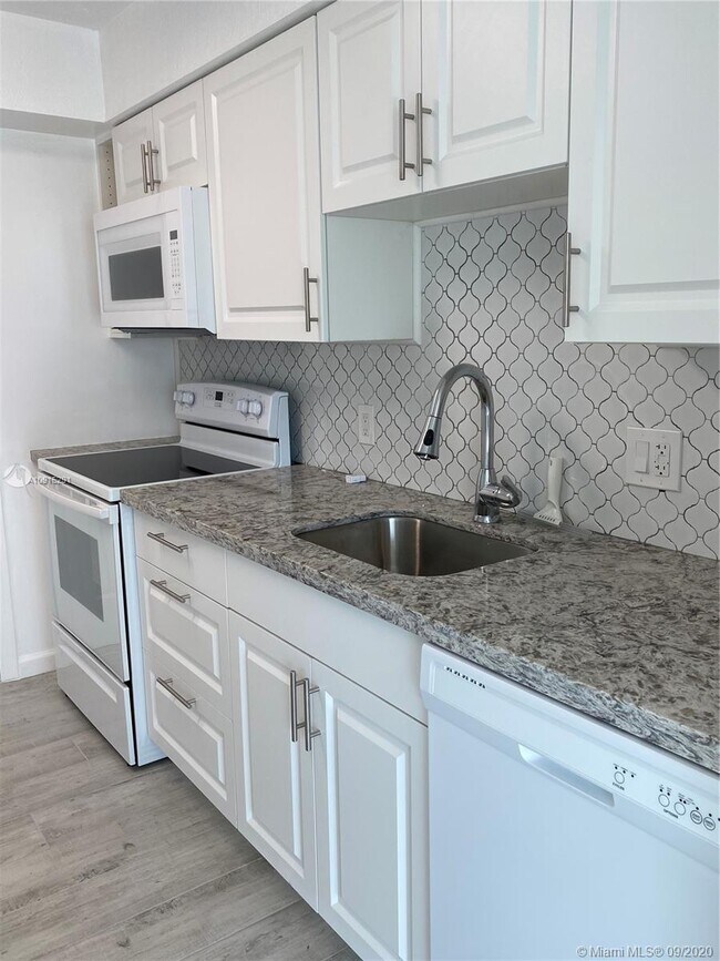 Building Photo - 9971 W Bay Harbor Dr