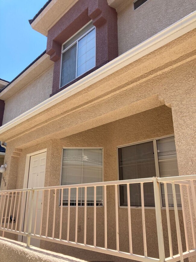 Building Photo - Townhouse 3 bedroom 2.5 bath 2 car garage