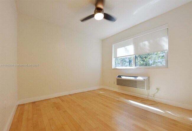 Building Photo - 7171 Bay Dr