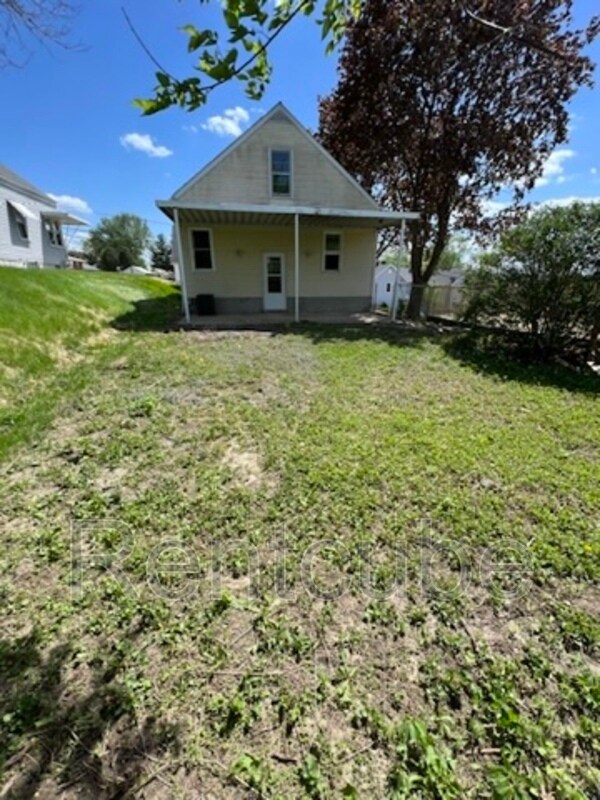 Building Photo - 915 Pleasant St