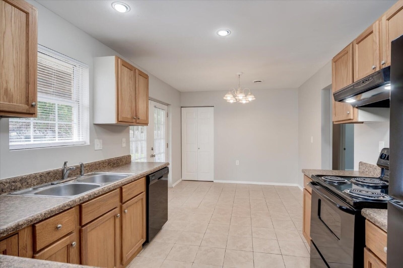 Building Photo - 2922 Dahlia Dr