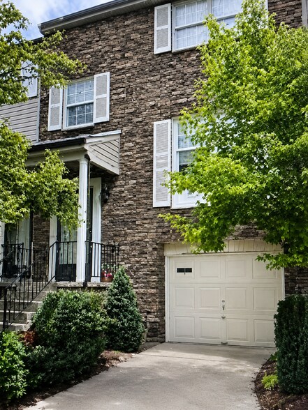 Building Photo - 1010 River Oaks Dr