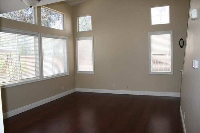 Building Photo - Beautiful  3bed 2.5 ba in Paseo del Sol. Lots of Amenities! Available now!