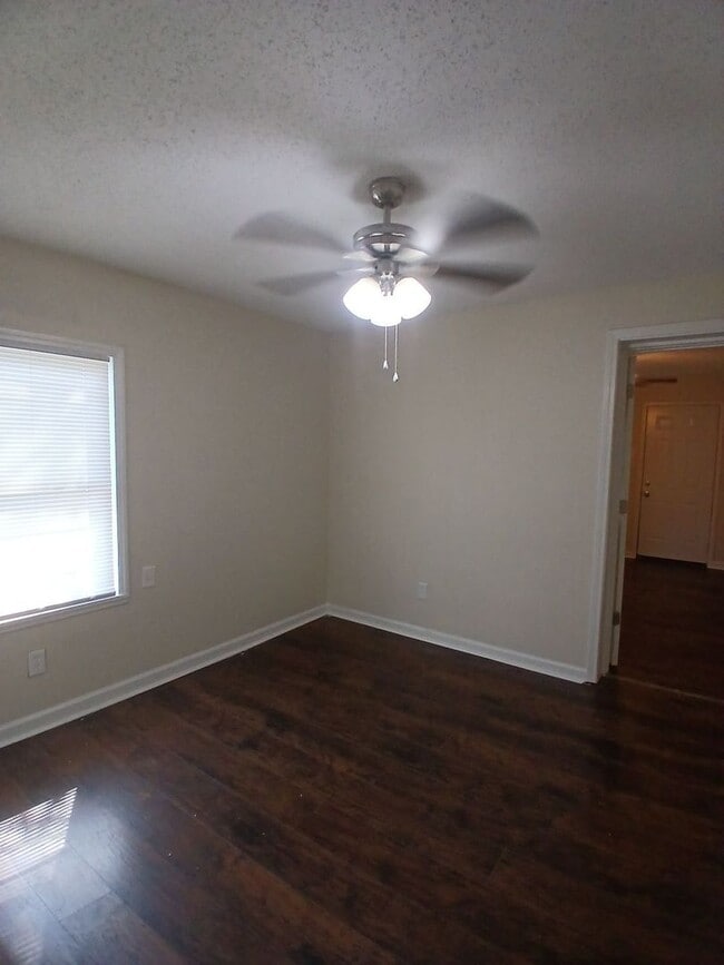 Building Photo - Newly Renovated 2 bedrrrom 1 bath duplex