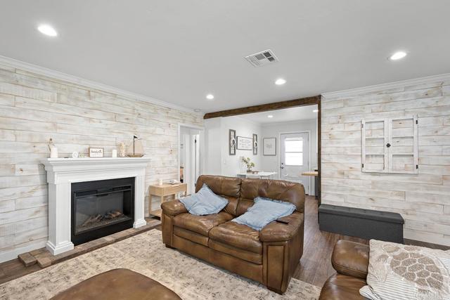 Building Photo - 586 Del Mar Ave