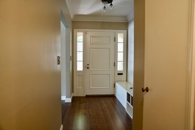 Building Photo - Charming & Spacious 3BR/2BA Lower-Level Ho...