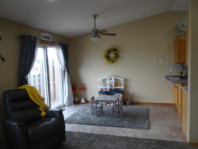 Large dining area - 998 38 1/2 Ave W