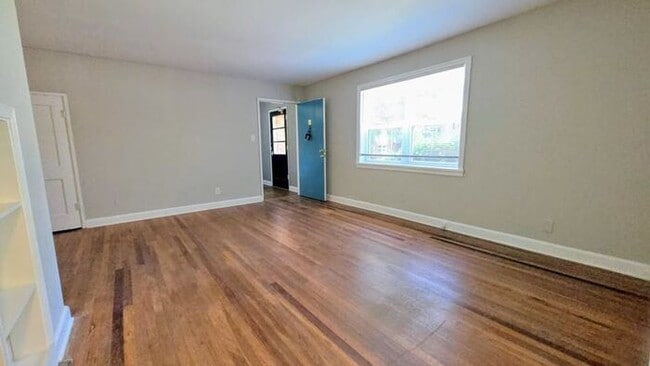 Building Photo - Move-In Special! Spacious One Bedroom Apartment Near Little 5 Points & Virginia Highlands