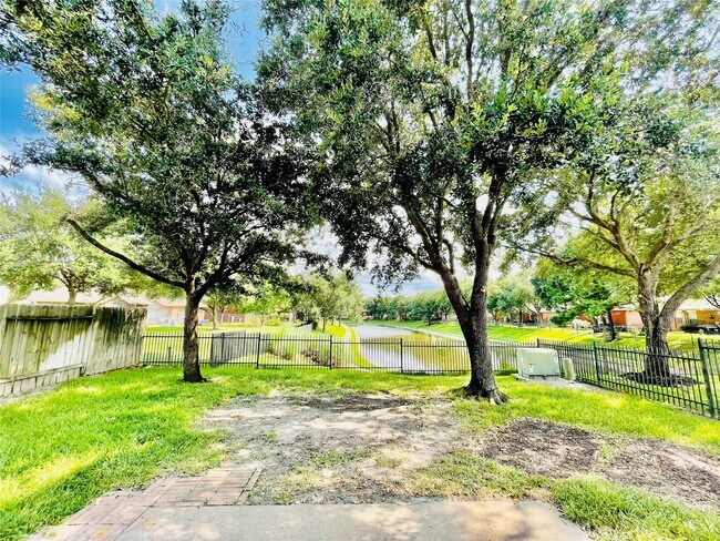 Building Photo - 17223 Shadow Ledge Dr