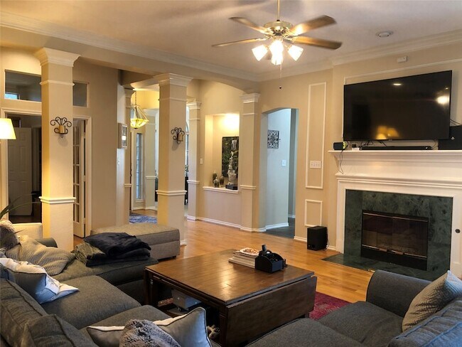 Building Photo - 2685 Hillside Dr