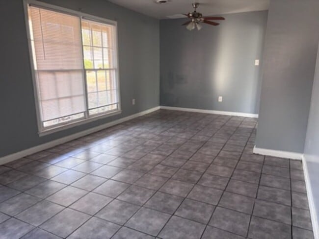 Building Photo - 3167 Longwood Dr