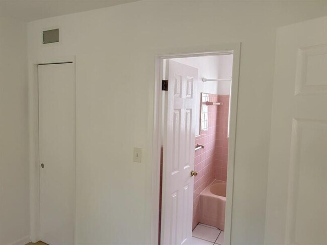 Building Photo - 77 Hendricks Isle